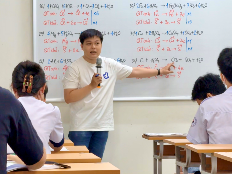 Hình ảnh thầy Lâm Mạnh Cường đang giảng dạy tại lớp học thêm hóa ở Quận 5 TPHCM